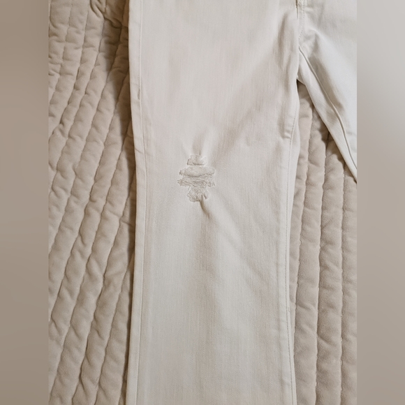 Cabi Size 6 High Slim White jeans distressed ripped look new without tags - Picture 9 of 13